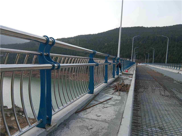 安顺不锈钢桥梁护栏的特点及其在桥梁安全中的重要作用