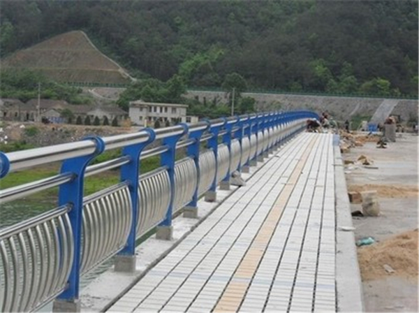 安顺不锈钢桥梁护栏的特性及其在现代建筑中的应用